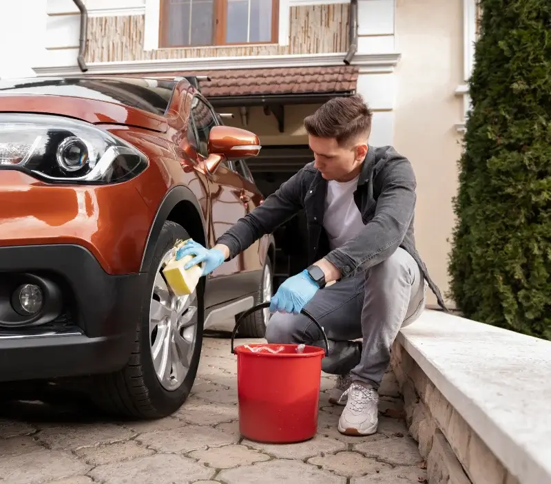 Lavage auto à domicile Vaux-en-Bugey : professionnel intervenant sur un véhicule